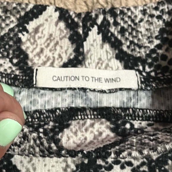 Sleeveless High-Neck Crop Top - Picture 3 of 4